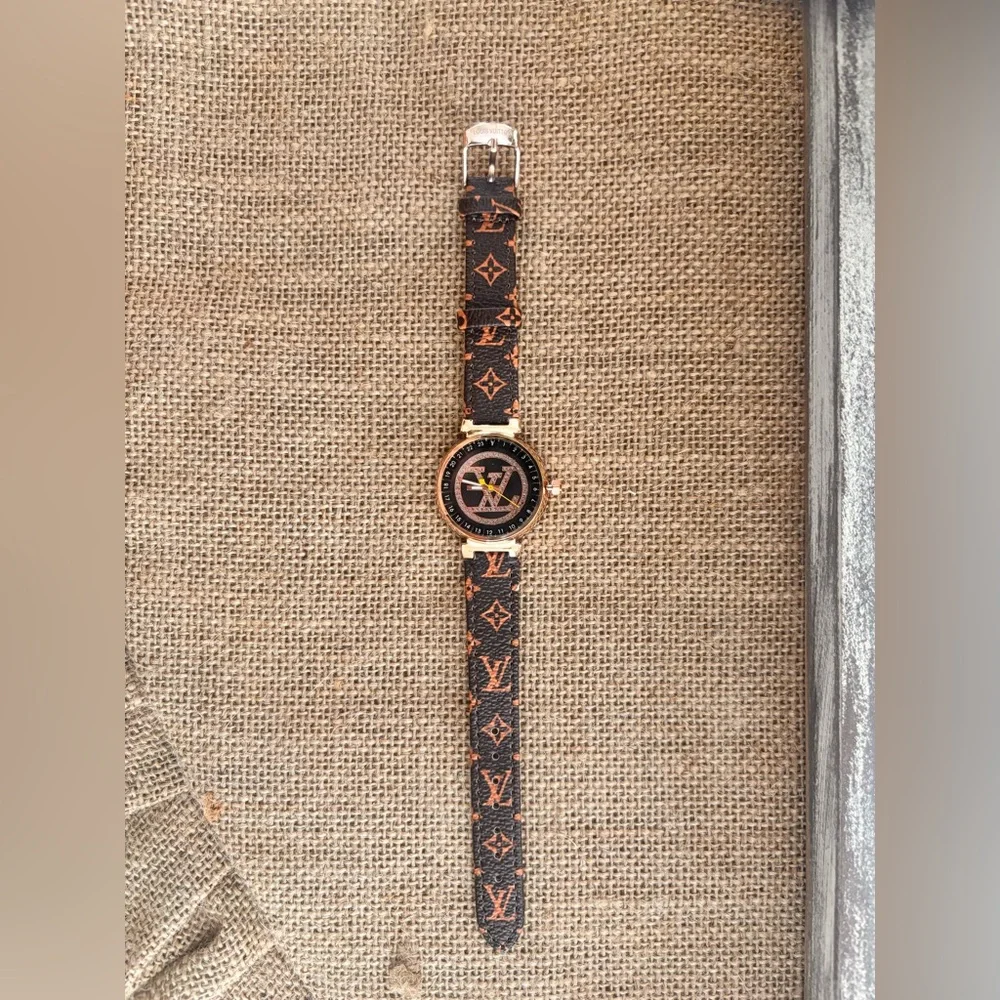 FAUX LOUIS VUITTON SMALL FACED WOMEN WATCH - Picture 4 of 6
